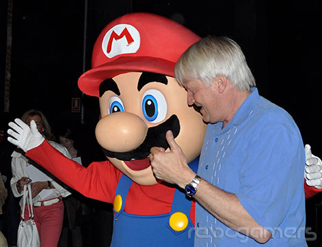 Mario y Charles Martinet presentando Super Mario Galaxy 2 en  Madrid